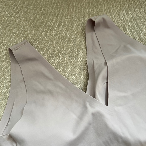 NWOT Calvin Klein Invisibles Comfort V-Neck Comfort Bralette - Picture 4 of 4
